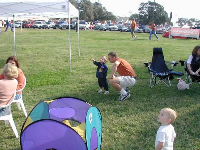 2001/11(November)/Misc/640x480_2001-11-10-TexasTailgaters-04-Justin-Vale-Chance.JPG