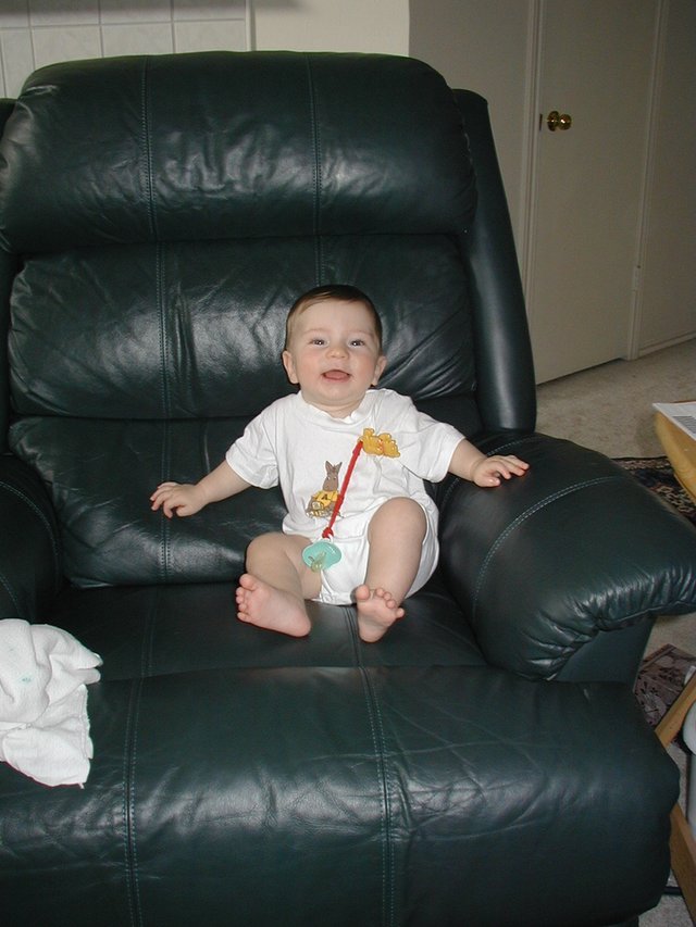 2001-11-12-Dax-in-Daddys-chair-2.JPG