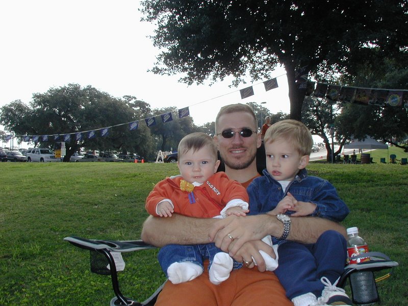 2001/11(November)/Misc/800x600_2001-11-10-TexasTailgaters-01-Travis-Chance-Dax.JPG