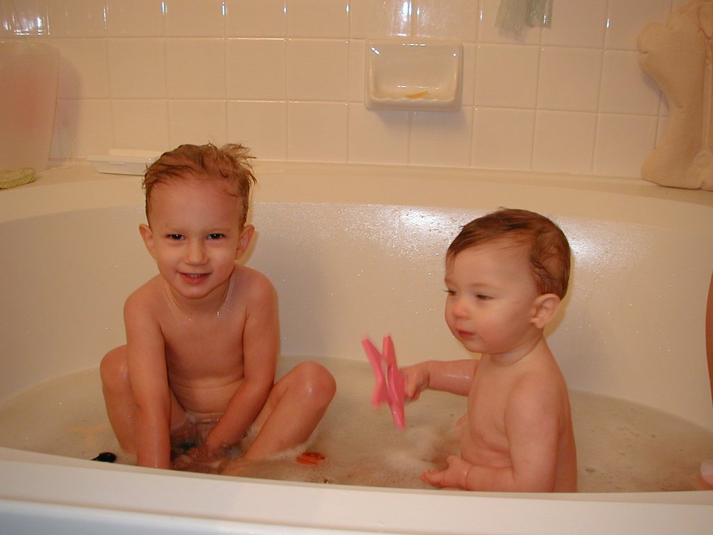 2001/12(December)/Misc/1024x768_2001-12-09-bathtime-Chance-Dax-2.JPG