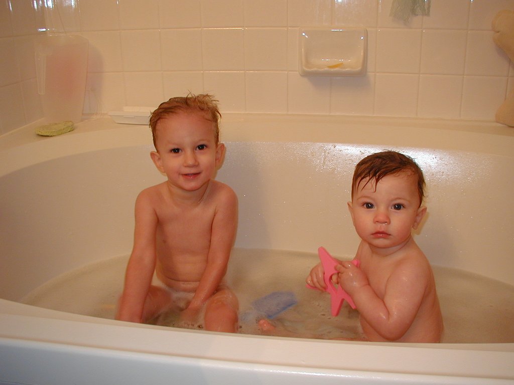 2001/12(December)/Misc/1024x768_2001-12-09-bathtime-Chance-Dax-4.JPG