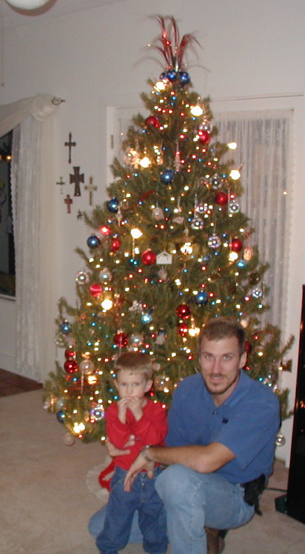 2001/12(December)/Misc/1024x768_2001-12-10-Xmas-Travis-Chance-1.JPG