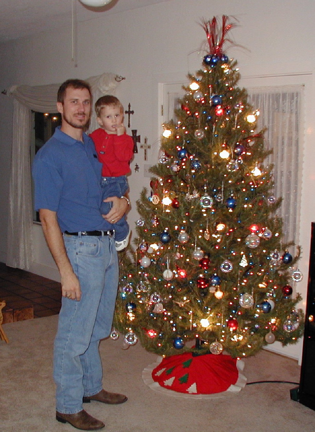 2001/12(December)/Misc/1024x768_2001-12-10-Xmas-Travis-Chance-2.JPG