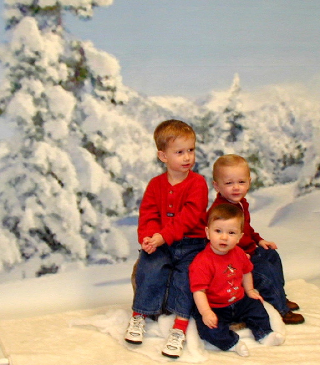 2001/12(December)/Misc/1024x768_2001-12-12-Kiddie-Kandids-02-Chance-Dax-Vale.JPG