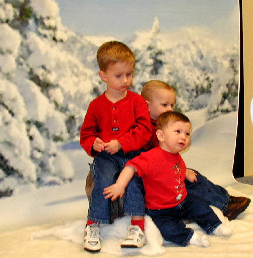 2001/12(December)/Misc/1024x768_2001-12-12-Kiddie-Kandids-03-Dax-Chance-Vale.JPG