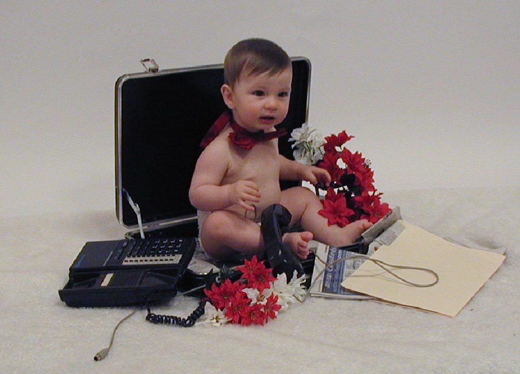 2001/12(December)/Misc/1024x768_2001-12-12-Kiddie-Kandids-10-Dax-briefcase.JPG