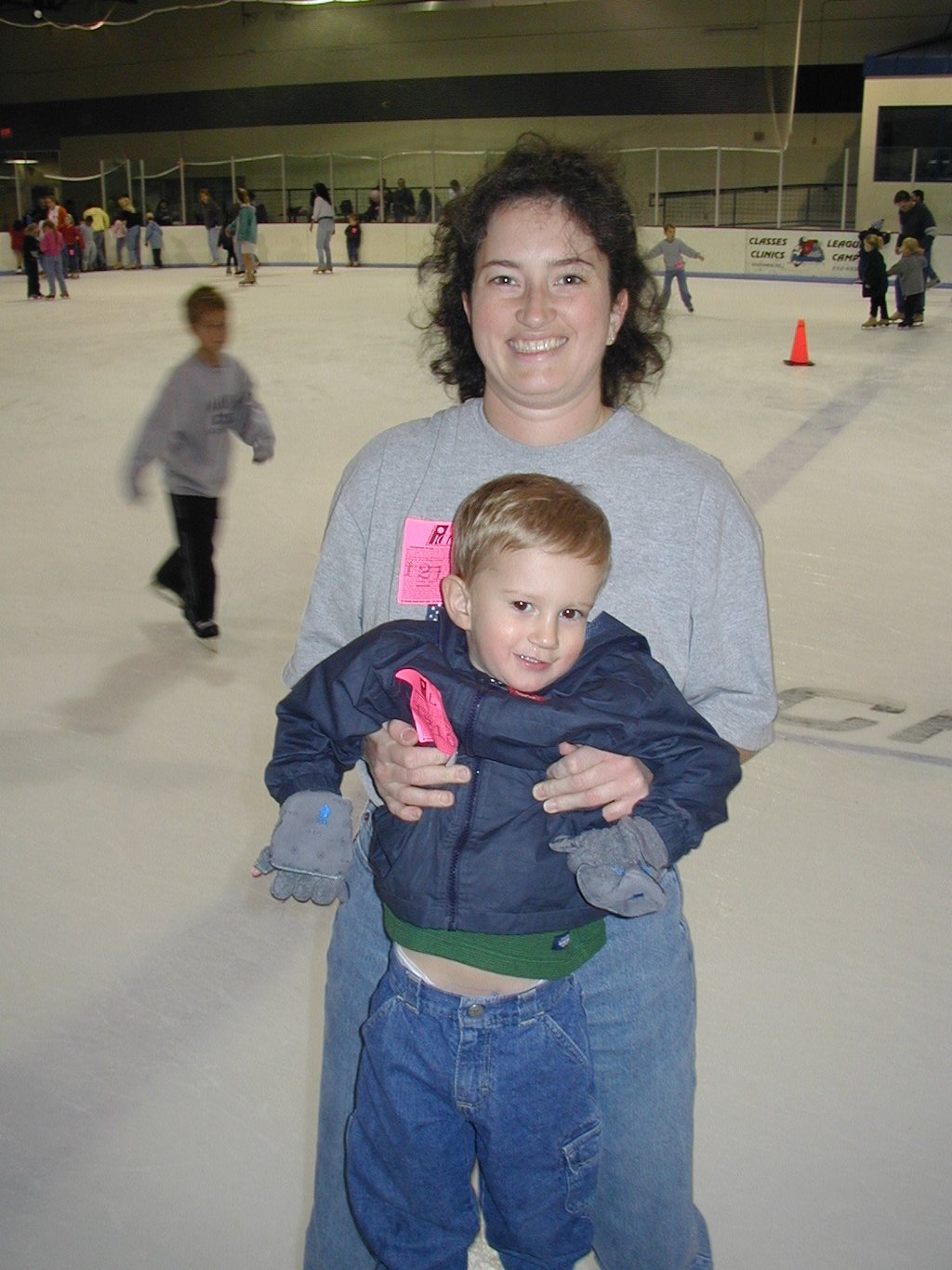 2001/12(December)/Misc/1024x768_2001-12-16-Ice-Skating-8-Suzi-Chance.JPG