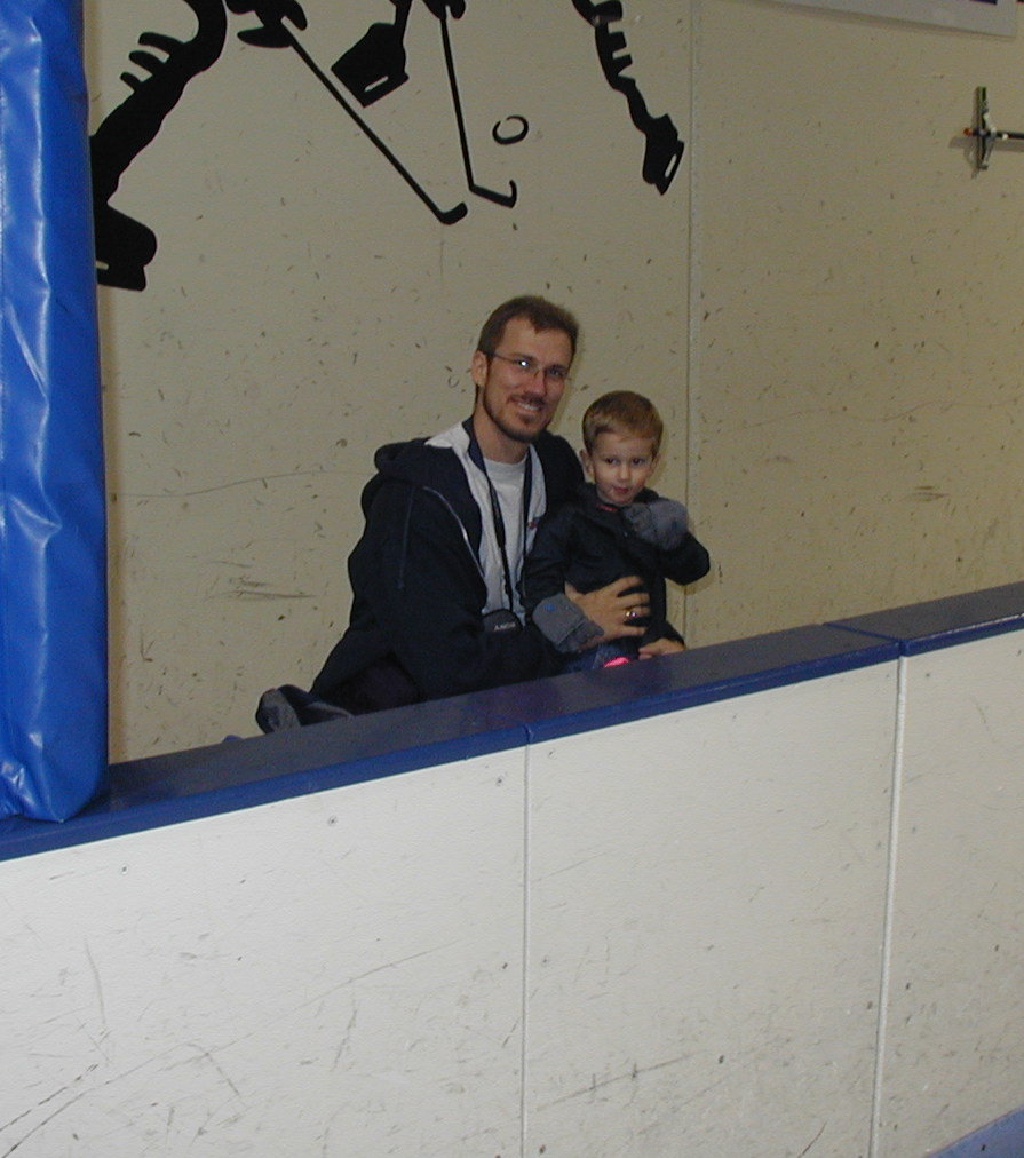 2001/12(December)/Misc/1024x768_2001-12-16-Ice-Skating-9-Travis-Chance.JPG