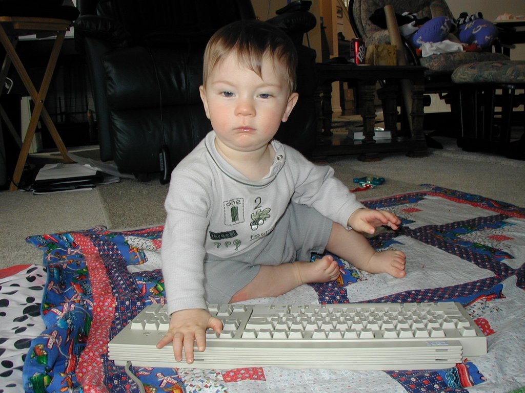 2001/12(December)/Misc/1024x768_2001-12-22-Dax-keyboard-02.JPG