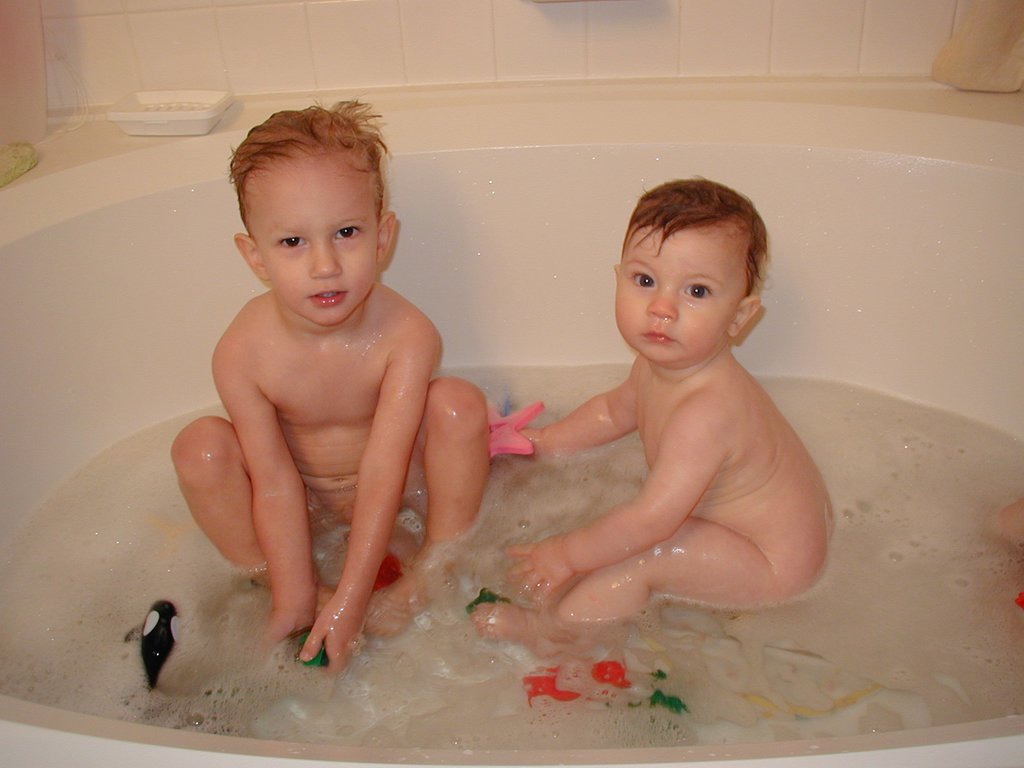 2001/12(December)/Misc/1024x768_x-2001-12-09-bathtime-Chance-Dax-1.JPG