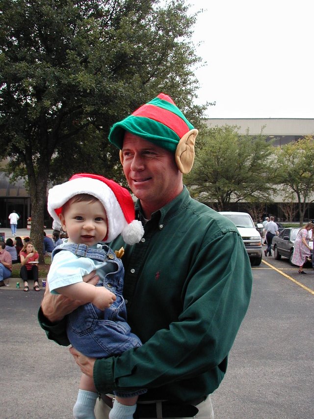 2001-12-06-TNRCC-Xmas-party-Dax-1.JPG