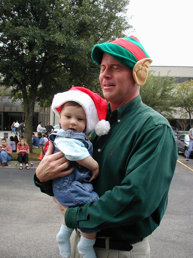 2001-12-06-TNRCC-Xmas-party-Dax-2.JPG