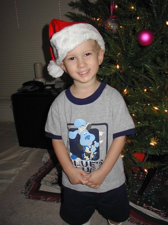 2001/12(December)/Misc/640x480_2001-12-06-Xmas-Chance-santa-hat-2.JPG