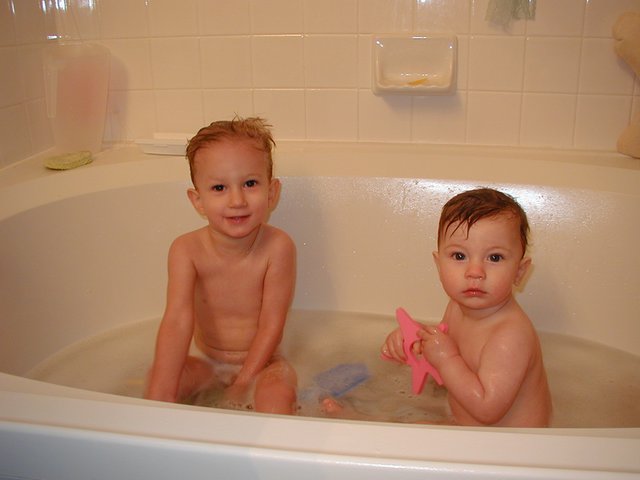 2001/12(December)/Misc/640x480_2001-12-09-bathtime-Chance-Dax-4.JPG
