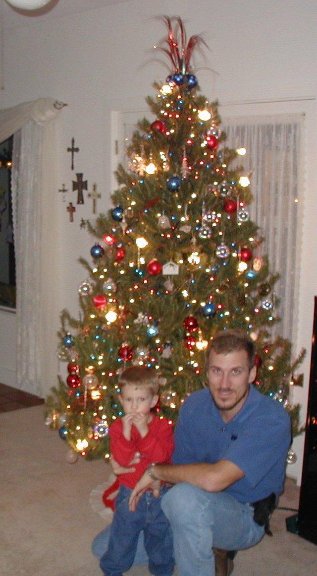 2001/12(December)/Misc/640x480_2001-12-10-Xmas-Travis-Chance-1.JPG