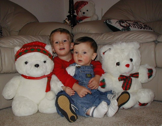 2001/12(December)/Misc/640x480_2001-12-10-Xmas-bears-Dax-Chance-2.JPG