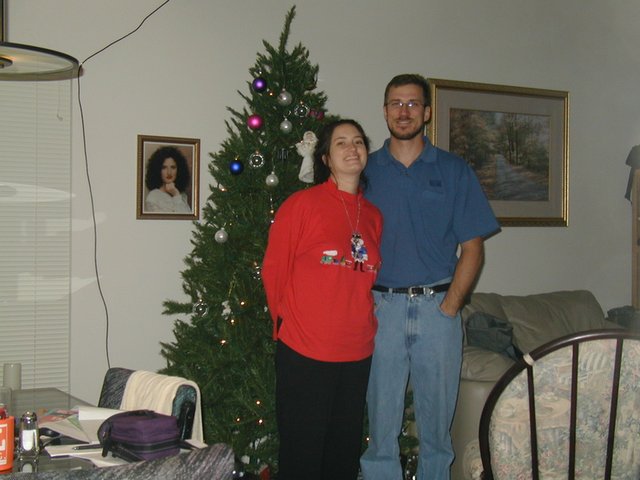 2001/12(December)/Misc/640x480_2001-12-12-Adriana-camera-test-Suzi-Travis-10-timer.JPG