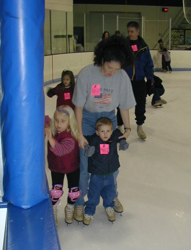 2001-12-16-Ice-Skating-5-Suzi-Chance.JPG