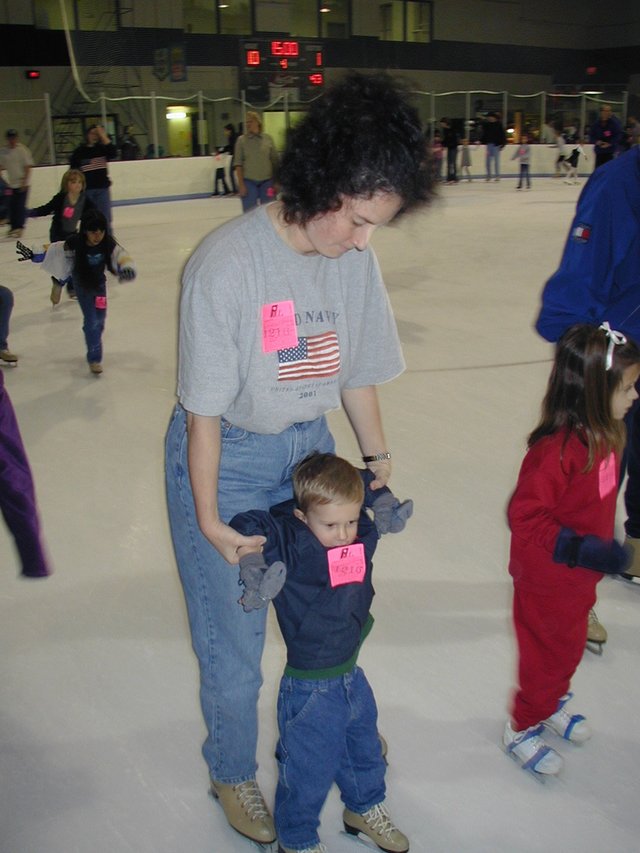 2001/12(December)/Misc/640x480_2001-12-16-Ice-Skating-6-Suzi-Chance.JPG