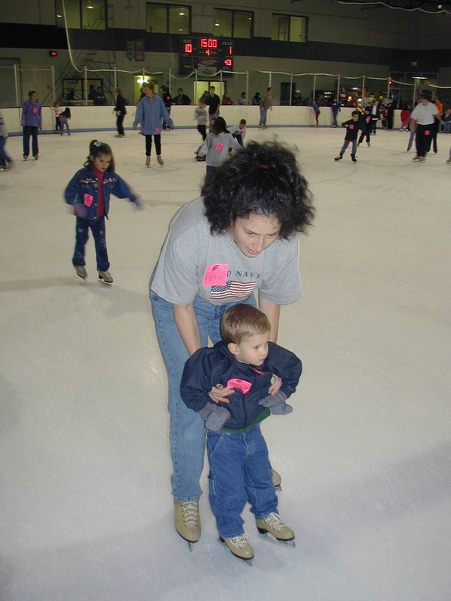 2001-12-16-Ice-Skating-7-Suzi-Chance.JPG