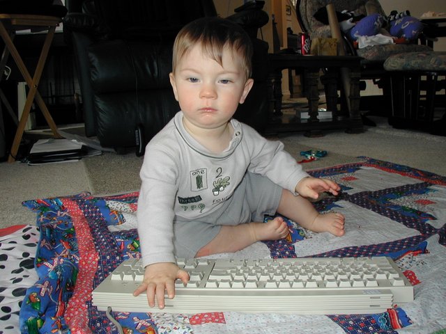 2001/12(December)/Misc/640x480_2001-12-22-Dax-keyboard-02.JPG