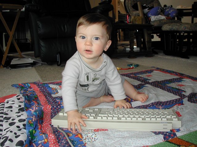 2001/12(December)/Misc/640x480_2001-12-22-Dax-keyboard-04.JPG