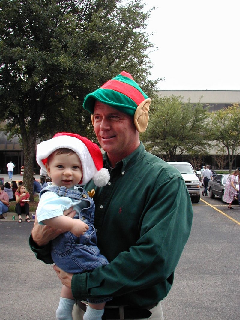 2001/12(December)/Misc/2001-12-06-TNRCC-Xmas-party-Dax-1.JPG