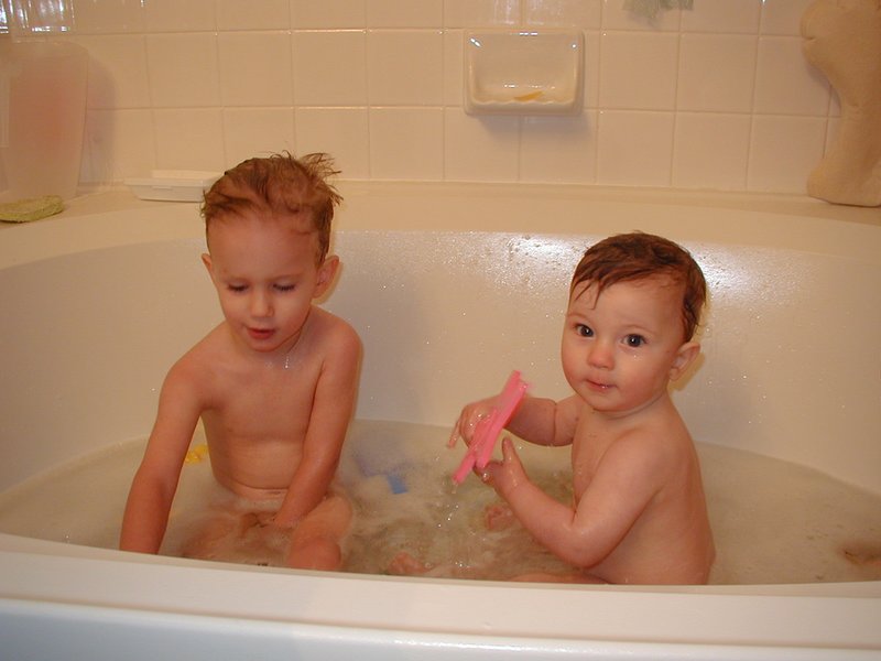 2001/12(December)/Misc/800x600_2001-12-09-bathtime-Chance-Dax-3.JPG