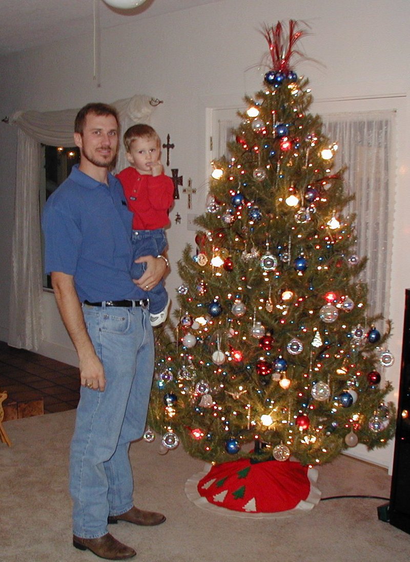 2001/12(December)/Misc/800x600_2001-12-10-Xmas-Travis-Chance-2.JPG