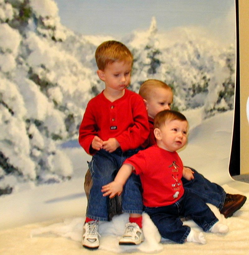 2001/12(December)/Misc/800x600_2001-12-12-Kiddie-Kandids-03-Dax-Chance-Vale.JPG
