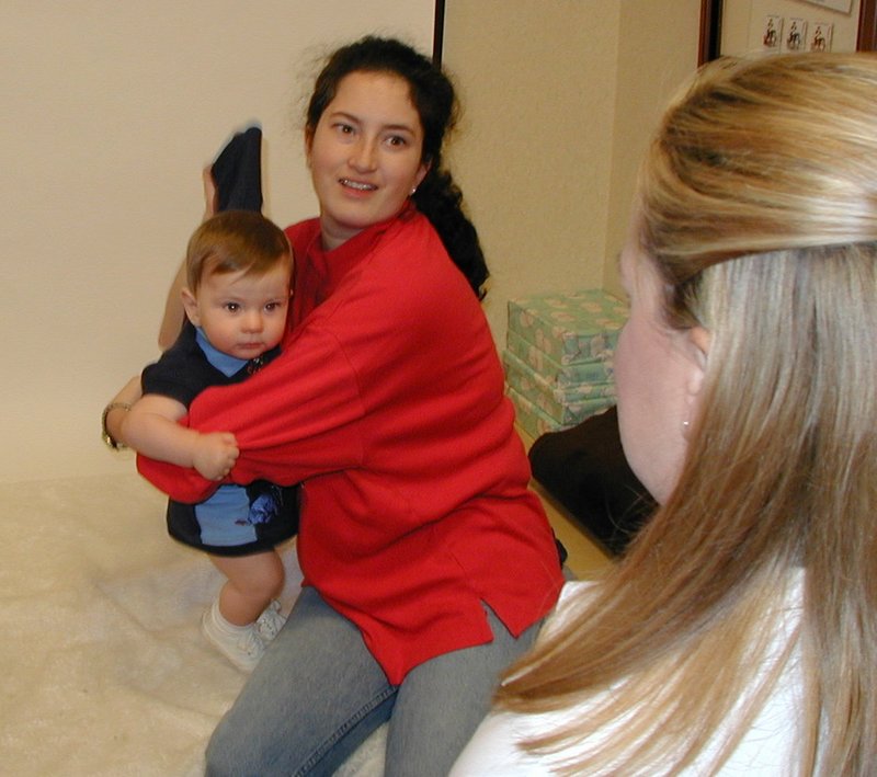 2001/12(December)/Misc/800x600_2001-12-12-Kiddie-Kandids-08-Dax-Suzi.JPG