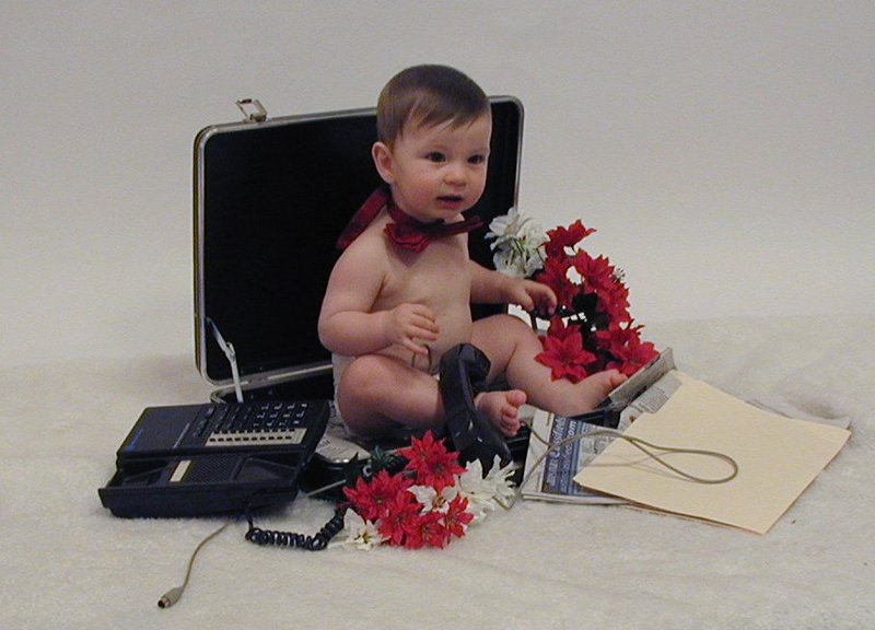 2001/12(December)/Misc/800x600_2001-12-12-Kiddie-Kandids-10-Dax-briefcase.JPG