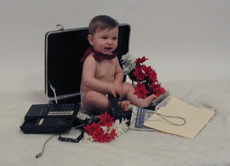 2001/12(December)/Misc/800x600_2001-12-12-Kiddie-Kandids-11-Dax-briefcase.JPG