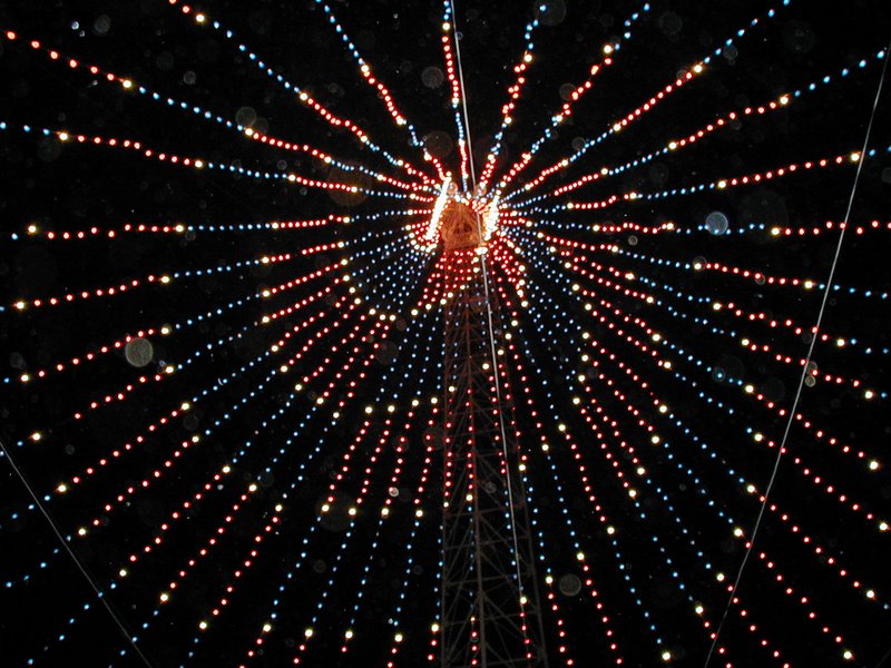 2001-12-19-Trail-of-lights-10-looking-up.JPG