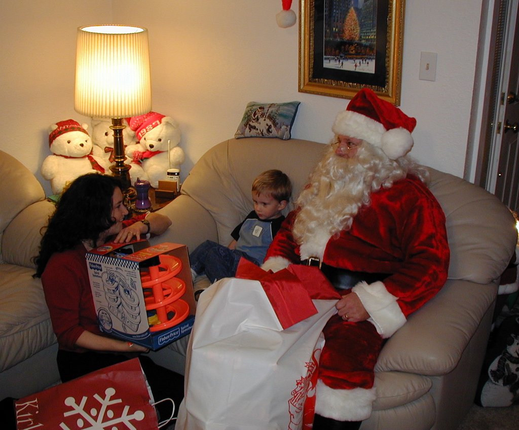 2001/12(December)/Xmas/1024x768_2001-12-24-Xmas-eve-07-Santa-Chance-Suzi.JPG