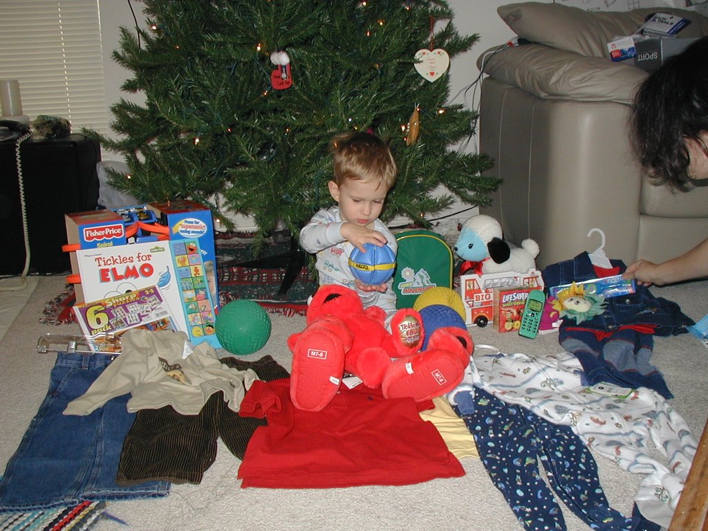 2001/12(December)/Xmas/1024x768_2001-12-25-Xmas-08-Chance-goodies.JPG
