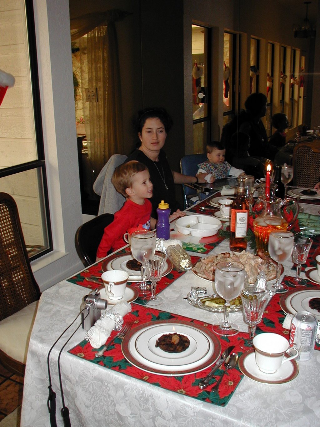 2001/12(December)/Xmas/1024x768_2001-12-25-Xmas-16-Chance-Suzi-dinner.JPG