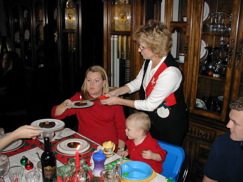 2001/12(December)/Xmas/1024x768_2001-12-25-Xmas-17-Katie-Janeen-Vale-Justin-dinner.JPG