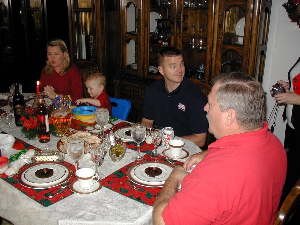 2001/12(December)/Xmas/1024x768_2001-12-25-Xmas-18-Katie-Vale-Justin-Jim-dinner.JPG