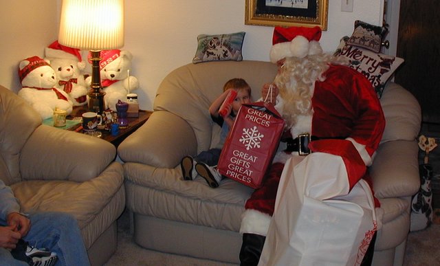 2001-12-24-Xmas-eve-05-Santa-Chance.JPG