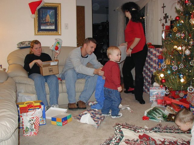 2001-12-24-Xmas-eve-17-Katie-Justin-Vale-Suzi.JPG