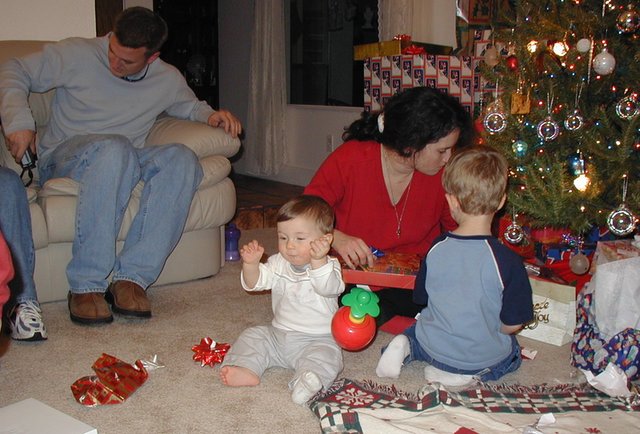 2001/12(December)/Xmas/640x480_2001-12-24-Xmas-eve-19-Justin-Dax-appleball-falling-Suzi-Chance.JPG
