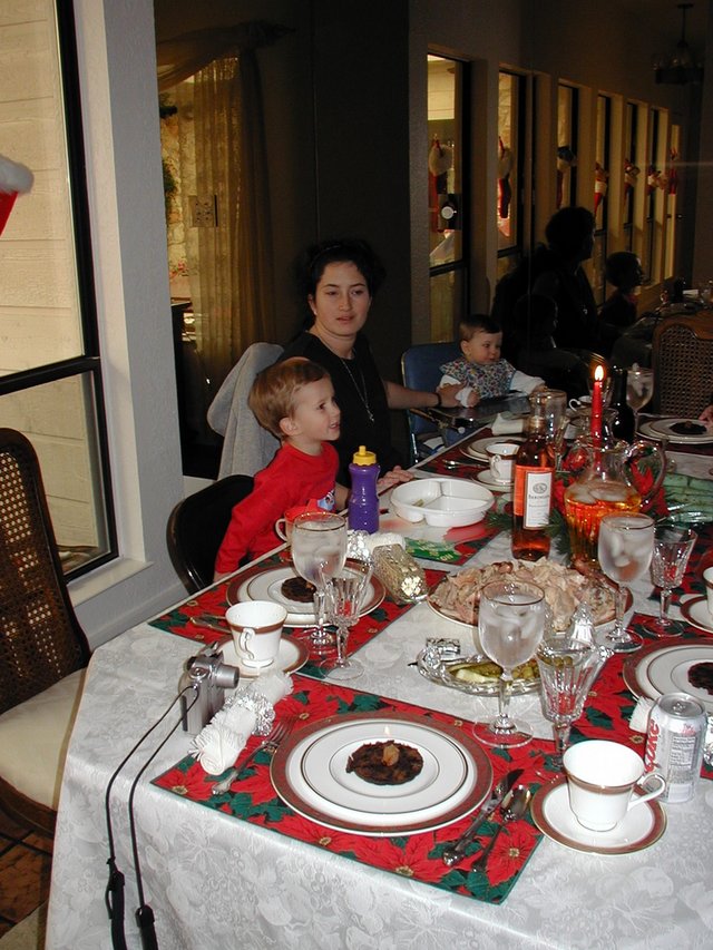 2001/12(December)/Xmas/640x480_2001-12-25-Xmas-16-Chance-Suzi-dinner.JPG