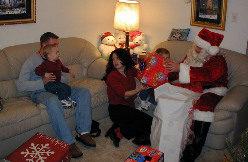 2001/12(December)/Xmas/800x600_2001-12-24-Xmas-eve-08-Santa-Chance-Vale-Suzi-Justin.JPG