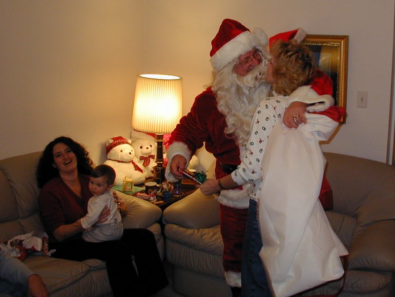 2001-12-24-Xmas-eve-12-Santa-kissing-Janeen.JPG