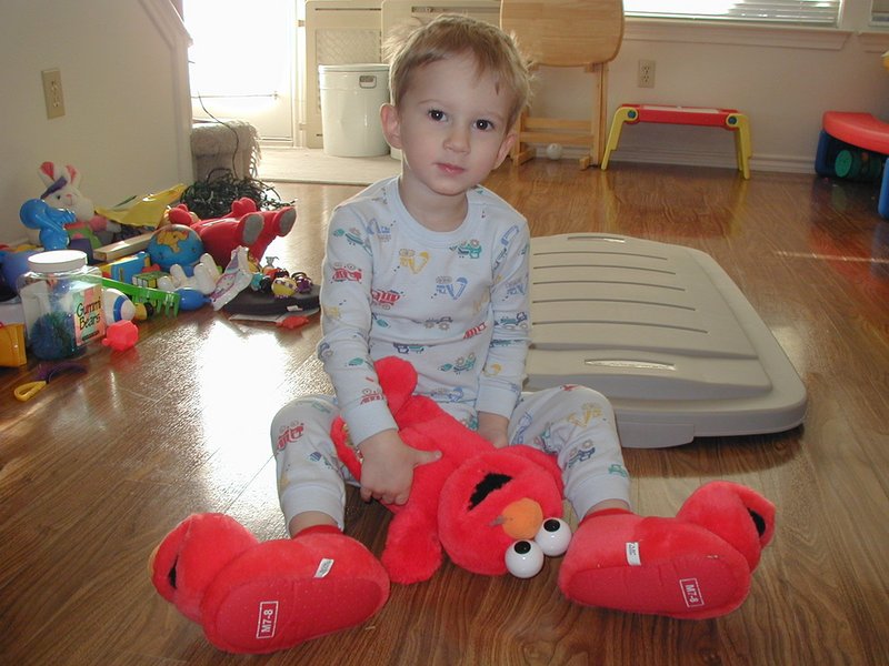 2001/12(December)/Xmas/800x600_2001-12-25-Xmas-07-Chance-Elmo-slippers.JPG
