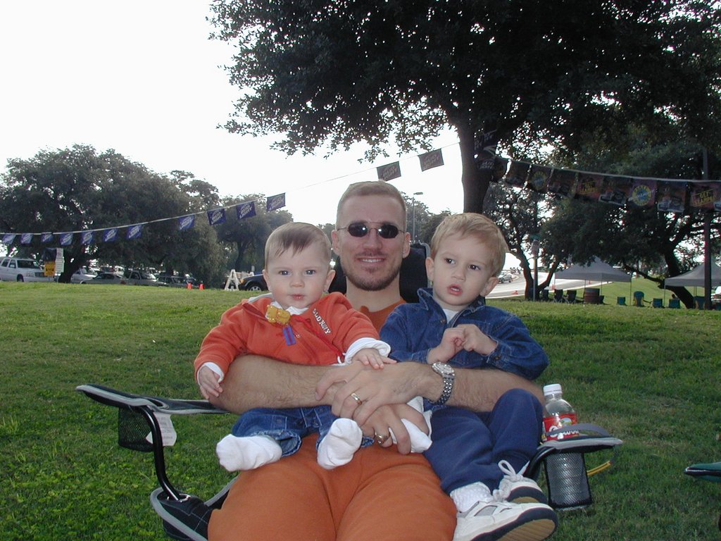 2001/Best/1024x768_2001-11-10-TexasTailgaters-02-Travis-Chance-Dax.JPG