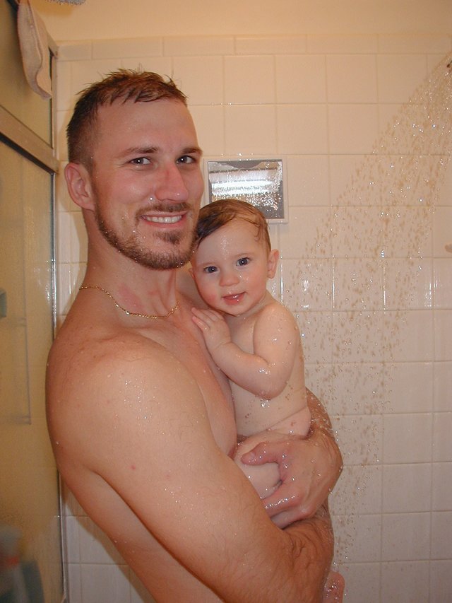 2001/Best/640x480_2001-12-19-Travis-Dax-shower.JPG