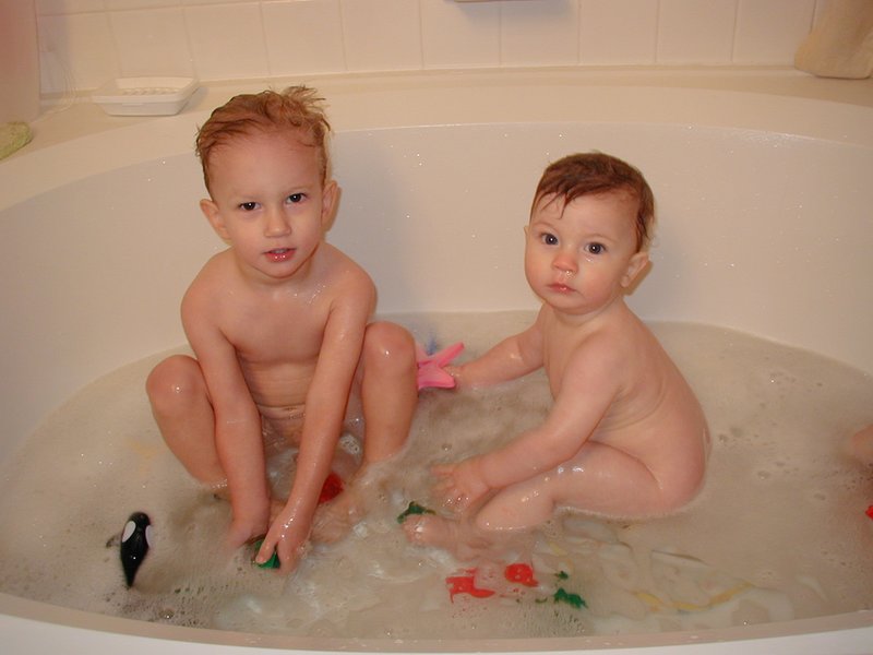 2001/Best/800x600_2001-12-09-bathtime-Chance-Dax-1.JPG