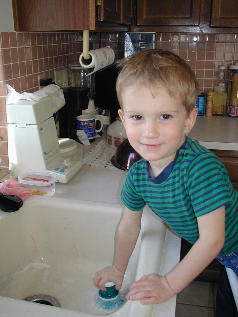 2001/Best/800x600_2001-12-24-Chance-cleaning-sink-2.JPG